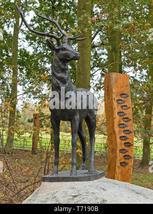 Scultura di cervi rossi feste di addio al celibato e pilastro di quercia con placche di ricordo nella Glenfield Lodge Park Memorial legno, Leicestershire, Inghilterra, Regno Unito. Foto Stock