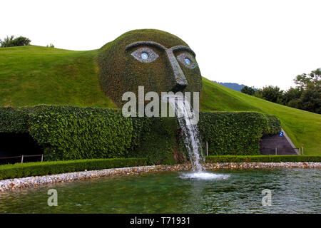 Wattens, Tirolo / Austria: Il Gigante è una fontana creato dall'artista austriaco André Heller, situato all'entrata per i Mondi di Cristallo Swarovski Foto Stock