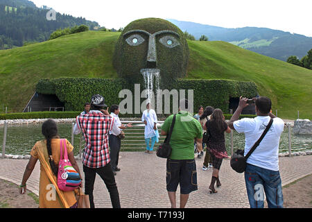 Wattens, Tirolo/ Austria: turisti guardando il Gigante, una fontana di artista austriaco André Heller, situato presso il Mondi di Cristallo Foto Stock