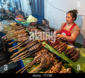 Street market alimentare a Luang Prabang, Laos Foto Stock