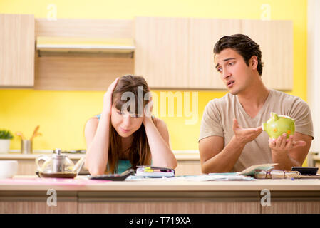 Famiglia giovane lottando con personal finance Foto Stock