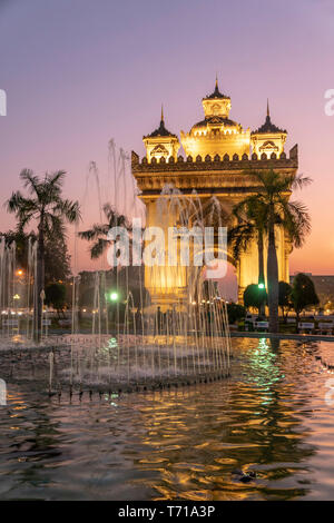 Fontane vicino al monumento Patuxai aka Gate del trionfo di notte, Vientiane, Laos Foto Stock