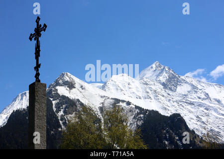 Croix en fer sur fond de ciel bleu. Massif du Mont-Blanc. Foto Stock