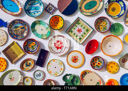 Raccolta di colorata ceramica portoghese ceramica e prodotti artigianali locali dal Portogallo. Piastre in ceramica con display in Portogallo. Colorato di ceramica vintage Foto Stock