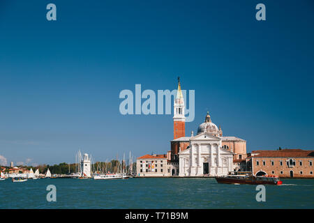 Venezia, Italia - settembre, 9 2018: una Chiesa di San Giorgio Maggiore con un faro di Faro San Giorgio Maggiore con cielo blu sullo sfondo Foto Stock