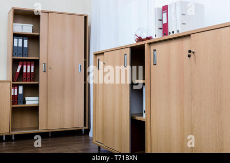 I cabinet con cartelle in ufficio moderno Foto Stock