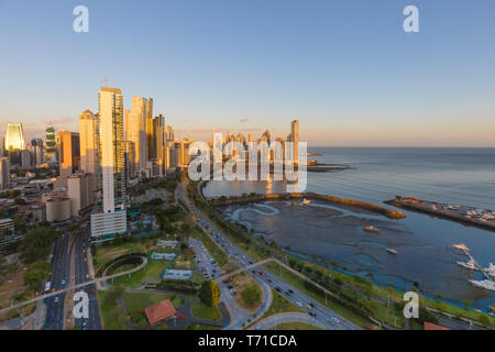 Il tramonto sulla città di Panama Balboa Avenue e Punta Paitilla Foto Stock