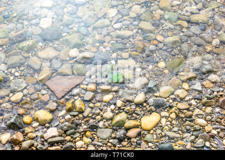 Acqua ciottoli sfondo Foto Stock