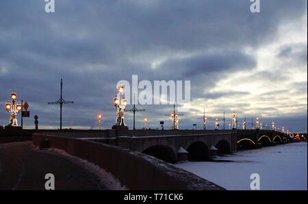 Inverno dicembre cielo sopra il ponte della Trinità Foto Stock