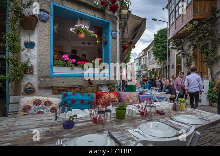 Alacati, Turchia - 3 Maggio 2019: le pittoresche strade e ristoranti di Alacati a Izmir, Turchia Urla Foto Stock