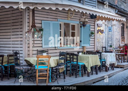 Alacati, Turchia - 3 Maggio 2019: le pittoresche strade e ristoranti di Alacati a Izmir, Turchia Urla Foto Stock