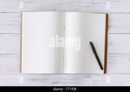 Libro aperto con le pagine bianche su sfondo di legno Foto Stock