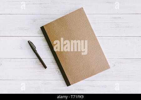 Nota libro e penna su sfondo di legno Foto Stock