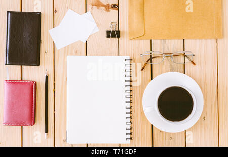 Business set stazionaria nel lavoro su sfondo di legno Foto Stock