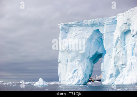 Iceberg Carving vicino a Crystal Sound Antartide come visto da una barca Zodiac Foto Stock