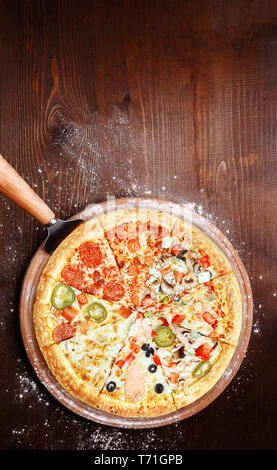 Mix di otto diverse pizze su uno sfondo di legno. concetto menu di scelta e la diversità Foto Stock