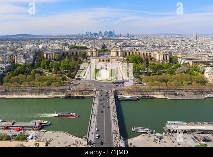 Vista aerea della città di Parigi e il Fiume Senna dalla Torre Eiffel. La Francia. Aprile 2019 Foto Stock