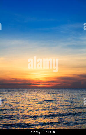 Tramonto sul mare su una chiara serata Foto Stock