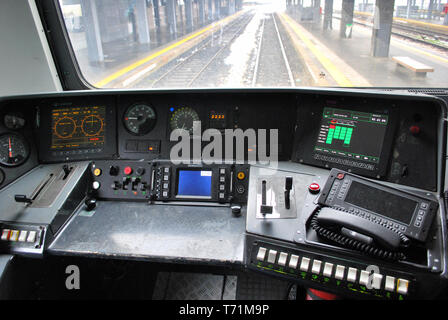 Interno di un treno della cabina operatore Foto Stock