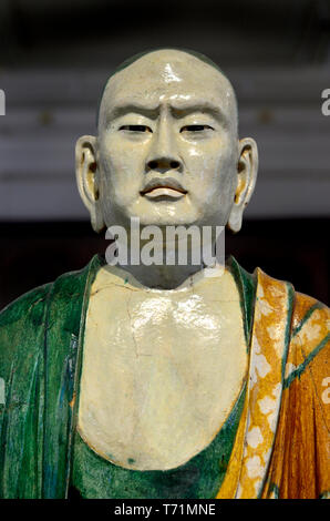 British Museum, Bloomsbury, Londra, Inghilterra, Regno Unito. Il cinese smaltato porcellanato ceramica - seduto Luohan (discepolo del Buddha) Dinastia Liao (907-1125) Foto Stock