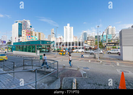 Ingresso della metropolitana Argentina street Panama City in una giornata di sole Foto Stock