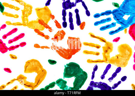 Abstract sfondo costituito da handprints colorati. Sfondo multicolore per la progettazione. Isolato su bianco. Foto Stock