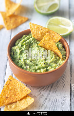 La vaschetta del guacamole con tortilla chips close-up Foto Stock