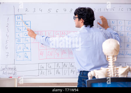 Giovane maschio farmacia insegnante e studente scheletro Foto Stock