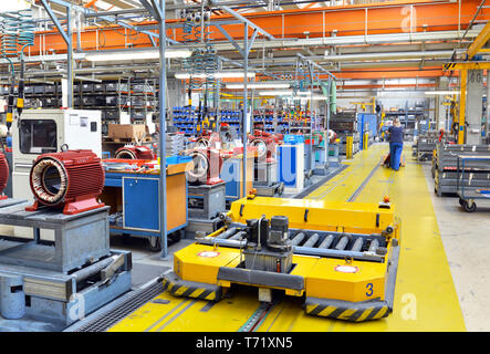 Ingegneria meccanica: closeup di motori elettrici nella produzione in un moderno stabilimento Foto Stock