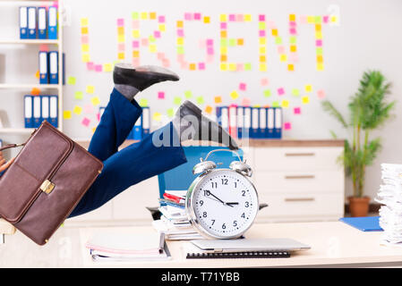 Dipendente di giovani che soffrono di un eccessivo lavoro Foto Stock