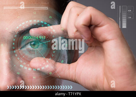 Concetto di sensore impiantato nell'occhio umano Foto Stock