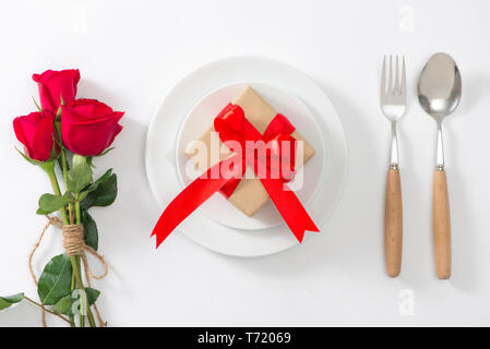 Festosa messa in tavola con posate, Little Rose e cuori sul tavolo rosa Foto Stock