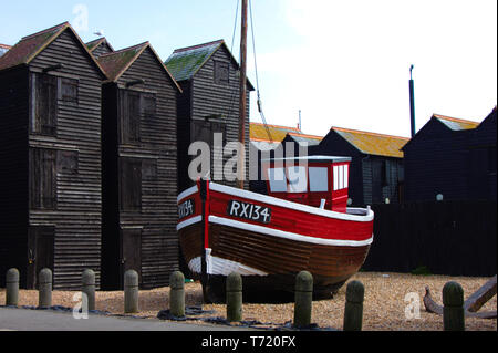 Barca Fisher e fisher capanne sulla spiaggia di Hastings, UJ Foto Stock