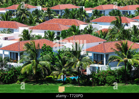 Ville bianche e palme Foto Stock