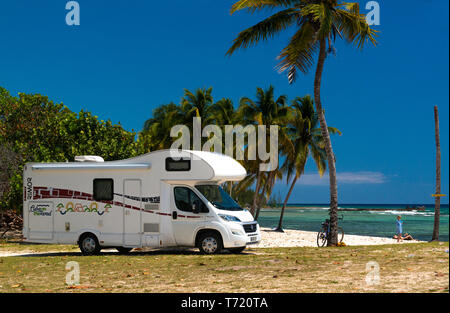 Motorhome e classica auto cubana sulla splendida spiaggia di Playa Coco, Playa Giron, Provincia di Pinar del Rio, Cuba Foto Stock