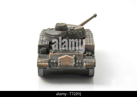 Giocattolo vintage, serbatoio militare su sfondo bianco. Foto Stock
