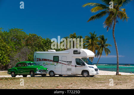 Motorhome e classica auto cubana sulla splendida spiaggia di Playa Coco, Playa Giron, Provincia di Pinar del Rio, Cuba Foto Stock