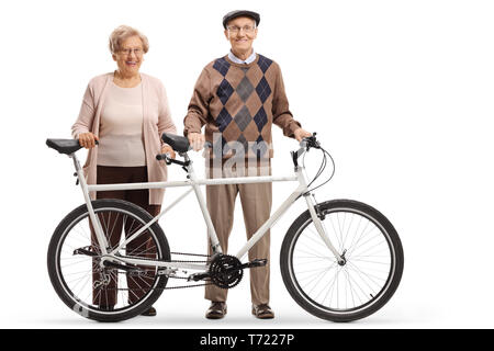 A piena lunghezza Ritratto di un anziano uomo e donna in piedi con una bicicletta in tandem isolati su sfondo bianco Foto Stock