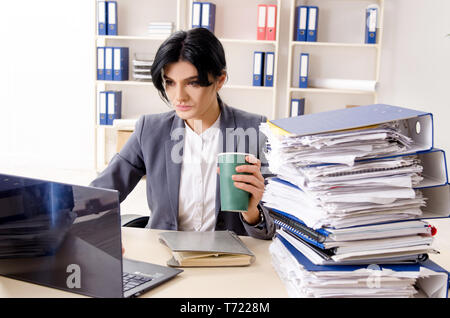 Persone di mezza età businesslady infelice con un eccessivo lavoro Foto Stock