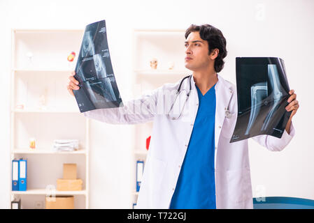 Giovane maschio medico radiologo lavorando presso la clinica Foto Stock