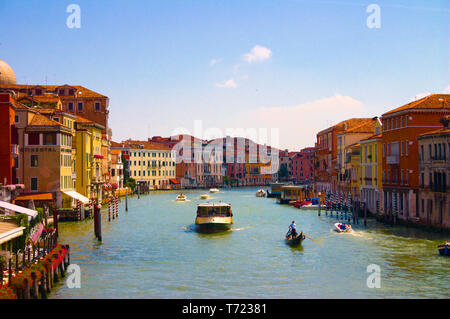 Canali di Vienna. Gite in barca nella soleggiata Italia Foto Stock