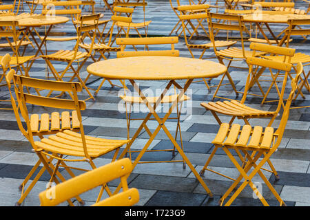I tavoli e le sedie in un caffè sulla strada Foto Stock