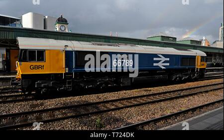 66789 GBRF GB classe di merci su rotaie 66 loco presso Cardiff Central dipinta con una grande Br British Rail doppio logo freccia Foto Stock