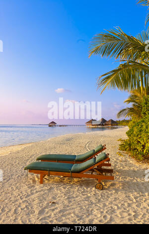 Sedie a sdraio sulla spiaggia delle Maldive Foto Stock