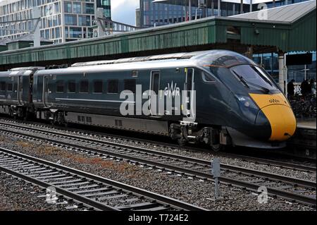 GWR Great Western Railway IET Città Inter 800 classe modalità bi treno presso la Stazione Centrale di Cardiff Foto Stock