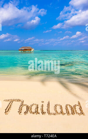 La parola Thailandia sulla spiaggia Foto Stock