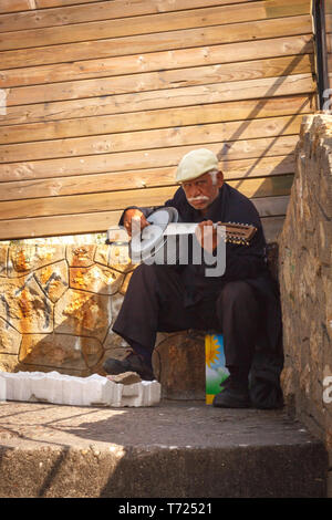 Vecchio turco musicista di strada giocando il baglama Foto Stock