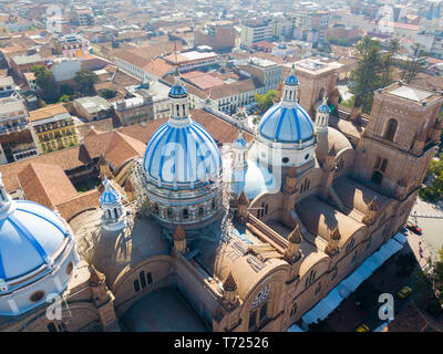 Vista aerea delle cupole della cattedrale di Cuenca in Ecuador Foto Stock