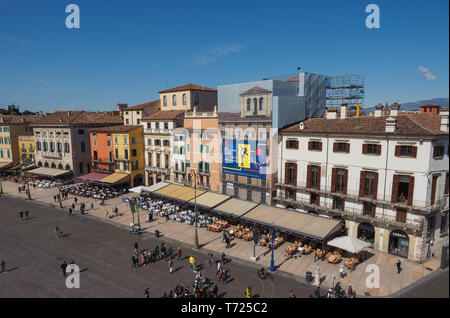 VERONA, Italia - CIRCA NEL MARZO 2019: Veduta aerea della città di Verona Foto Stock
