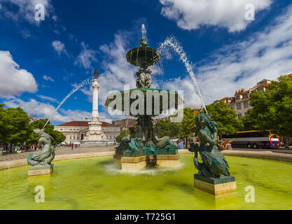 Piazza Rossio con fontana - Lisbona Portogallo Foto Stock